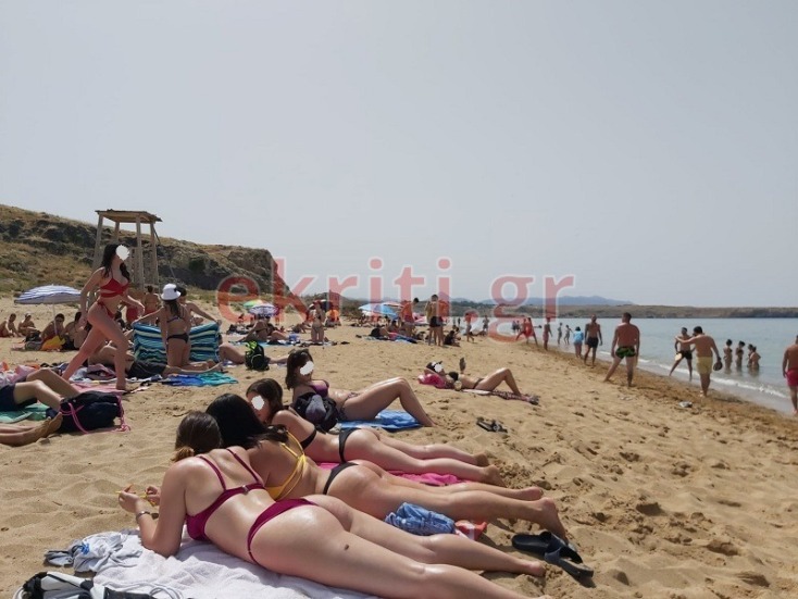 Κορωνοϊός: Πλήθος κόσμου γέμισε παραλία στο Ηράκλειο Κρήτης για να κάνει ηλιοθεραπεία και μπάνιο στη θάλασσα