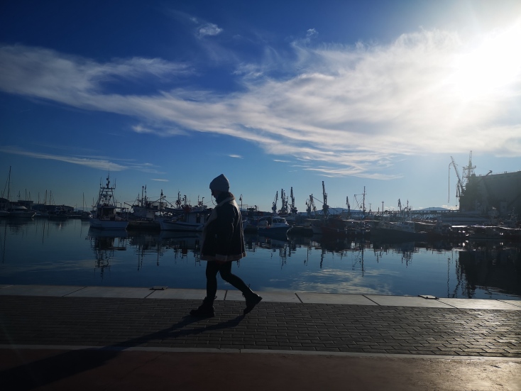 Γυναίκα που περπατά στην παραλία του Βόλου