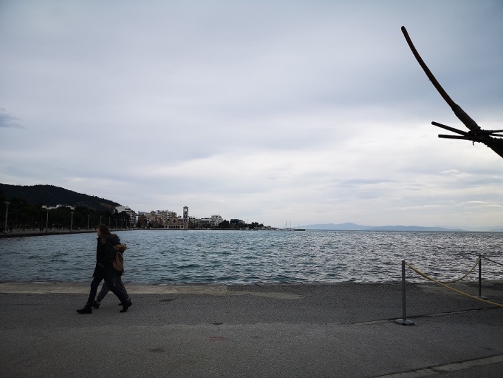 Άνθρωποι που περπατούν στην παραλία του Βόλου