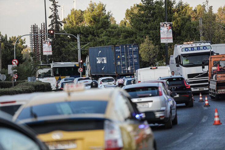 Στο «κόκκινο» η Παραλιακή, με το μποτιλιάρισμα και την κίνηση να δοκιμάζει τις αντοχές των οδηγών στα αυτοκίνητα