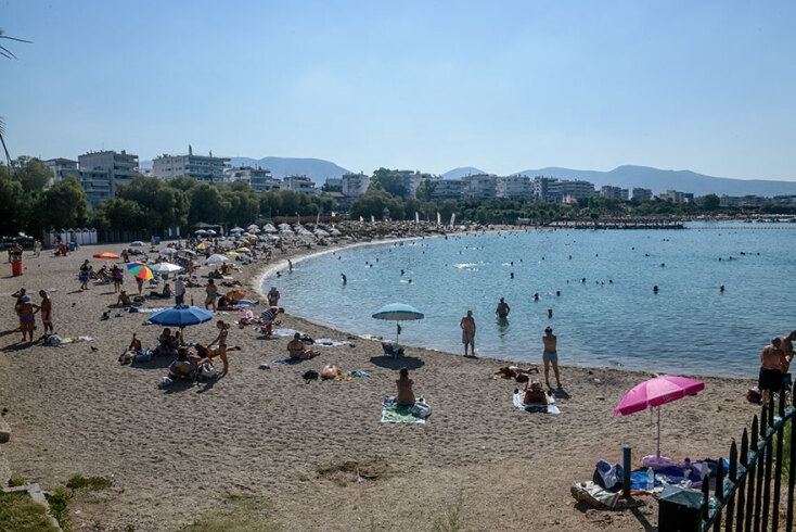 Παρασκευή 3 Ιουλίου 2020, λουόμενοι γέμισαν την παραλία στον Άλιμο με τη ζέστη να είναι έντονη