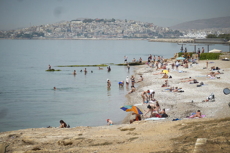 Κορωνοϊός - Άρση μέτρων: Λίγες στιγμές δροσιάς εν μέσω καύσωνα, μήνα Μάιο, αναζήτησαν οι Αθηναίοι στις παραλίες της Αττικής