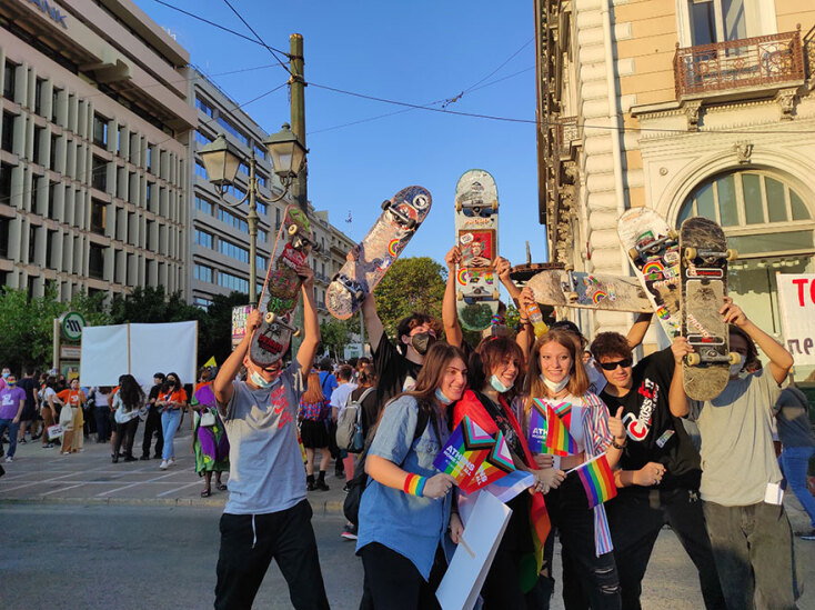 Συμμετέχοντες στη μεγάλη Παρέλαση Υπερηφάνειας βγάζουν αναμνηστική φωτογραφία για το Athens Pride 2021