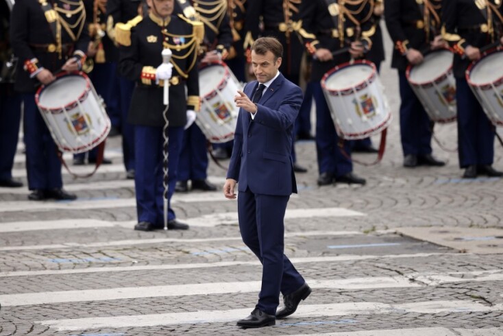 Ο Γάλλος πρόεδρος Εμμανουήλ Μακρόν στην ετήσια στρατιωτική παρέλαση της Ημέρας της Βαστίλης στη λεωφόρο Champs-Elysees © EPA