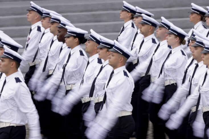 Δόκιμοι αστυνομικοί κατά τη διάρκεια της στρατιωτικής παρέλασης © EPA
