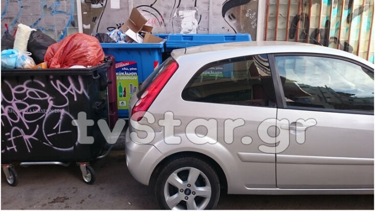 Οδηγός στη Χαλκίδα έβαλε τους κάδους στο πεζοδρόμιο για να παρκάρει