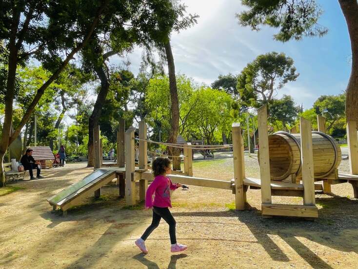 Παιδί που παίζει σε παιδική χαρά