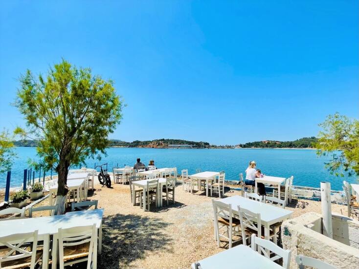 Μερικά φωτογραφικά στιγμιότυπα και σκέψεις από τις βόλτες στην άδεια Αθήνα, το Πάσχα του 2022.