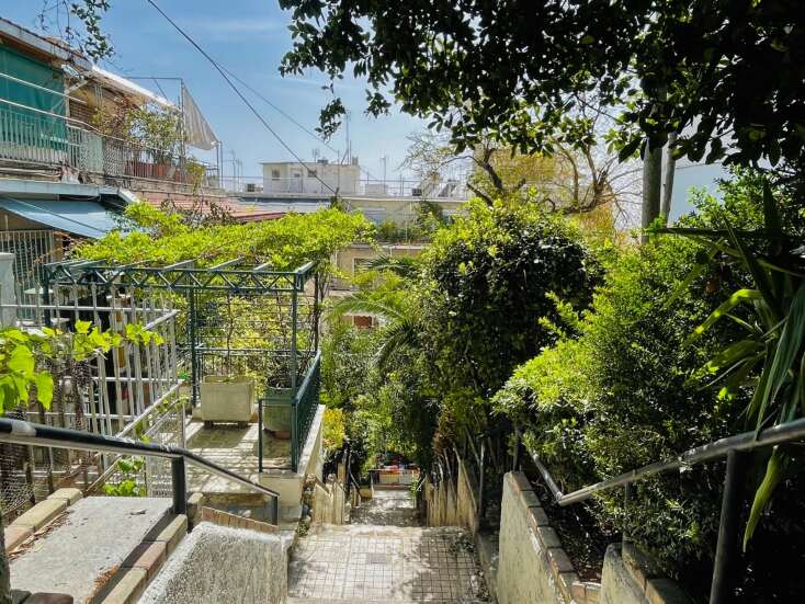 Μερικά φωτογραφικά στιγμιότυπα και σκέψεις από τις βόλτες στην άδεια Αθήνα, το Πάσχα του 2022.