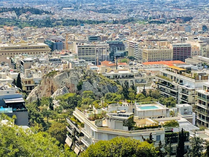 Μερικά φωτογραφικά στιγμιότυπα και σκέψεις από τις βόλτες στην άδεια Αθήνα, το Πάσχα του 2022.