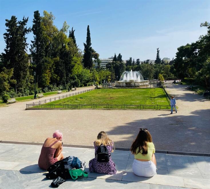 Τρεις γυναίκες που κάθονται στα σκαλιά του κήπου στο Ζάππειο Μέγαρο