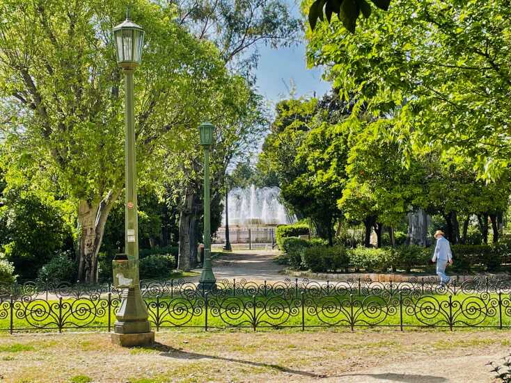 Άνδρας που περπατά σε πάρκο