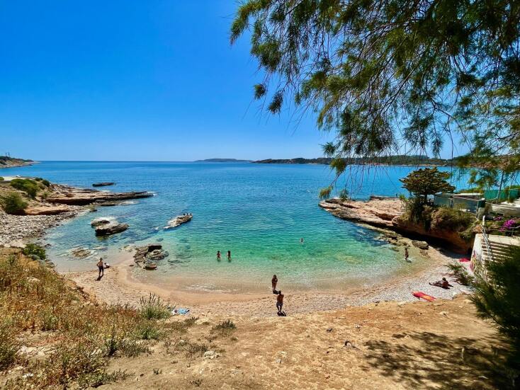 Μερικά φωτογραφικά στιγμιότυπα και σκέψεις από τις βόλτες στην άδεια Αθήνα, το Πάσχα του 2022.