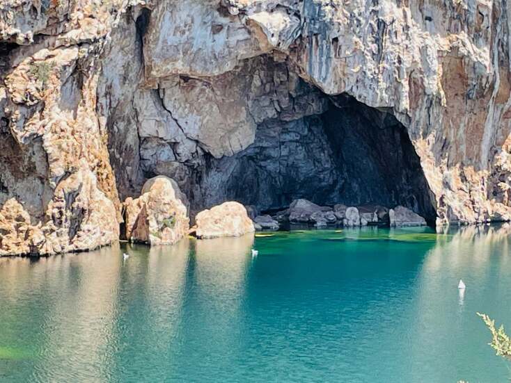 Μερικά φωτογραφικά στιγμιότυπα και σκέψεις από τις βόλτες στην άδεια Αθήνα, το Πάσχα του 2022.