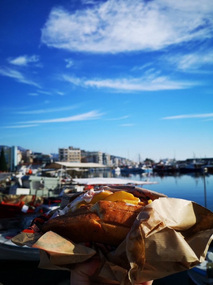 Χέρια που κρατούν Παταούγκα στον Βόλο