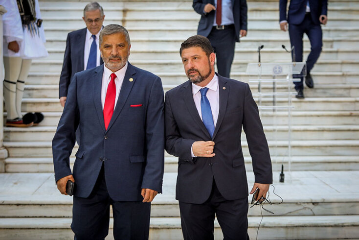 Ο περιφερειάρχης Αττικής Γιώργος Πατούλης με τον υφυπουργό Πολιτικής Προστασίας Νίκο Χαρδαλιά στη δεξίωση του Προεδρικού Μεγάρου για την 46η επέτειο από την αποκατάσταση της Δημοκρατίας