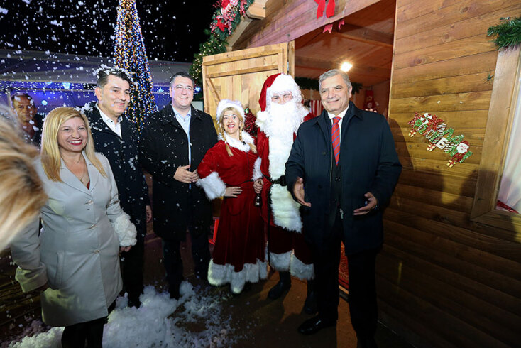 Φωταγωγήθηκε το χριστουγεννιάτικο δέντρο στο Πεδίο του Άρεως