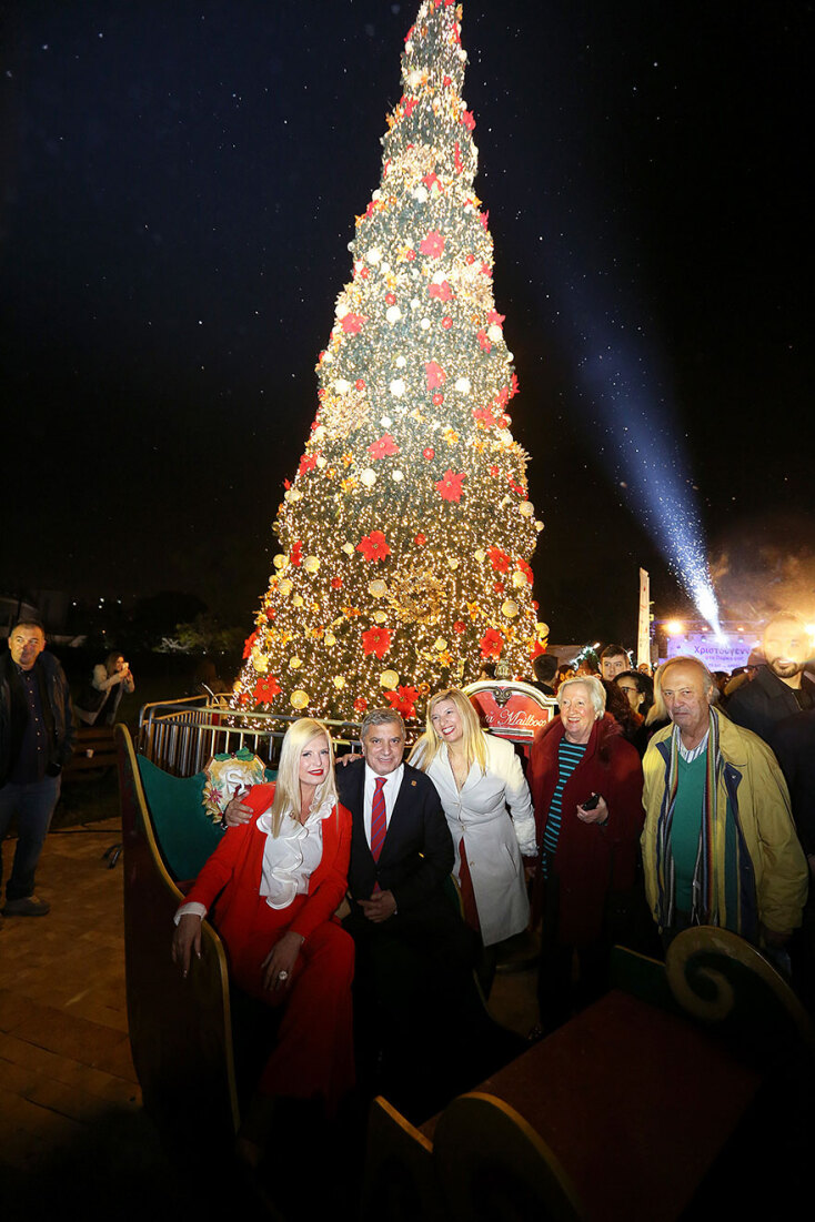 Φωταγωγήθηκε το χριστουγεννιάτικο δέντρο στο Πεδίο του Άρεως