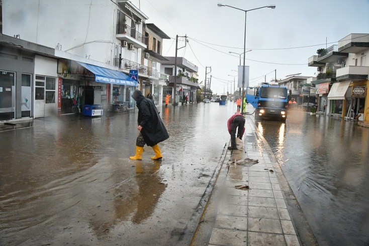 Πάτρα–Πλημμύρισε η παραλιακή στην Ακτή Δυμαίων 