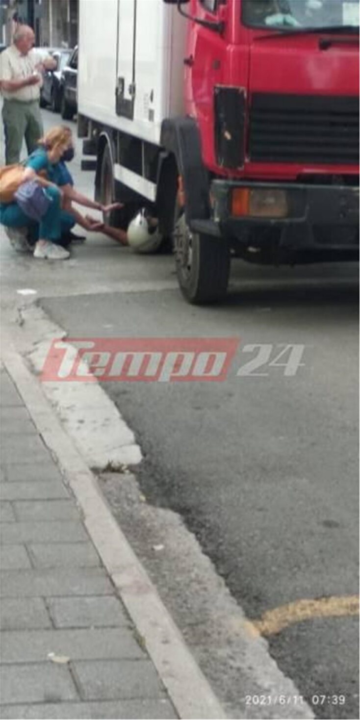 Οδηγός σφήνωσε κάτω από φορτηγό