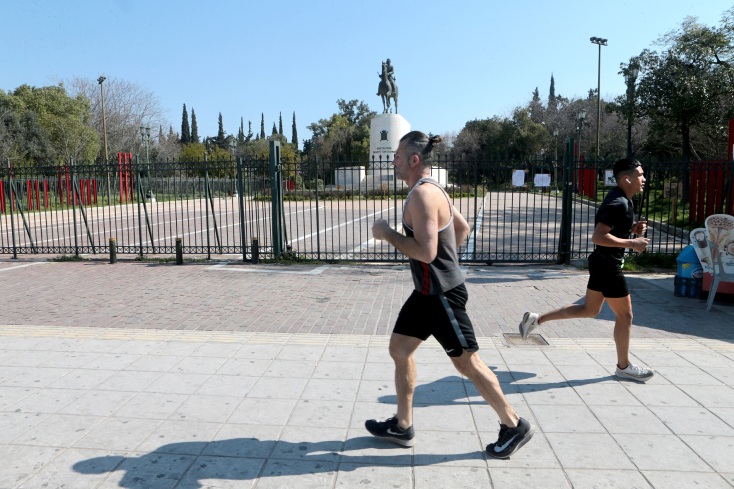 Αθήνα, πόλη - φάντασμα: 10 εικόνες από τους ερημωμένους δρόμους