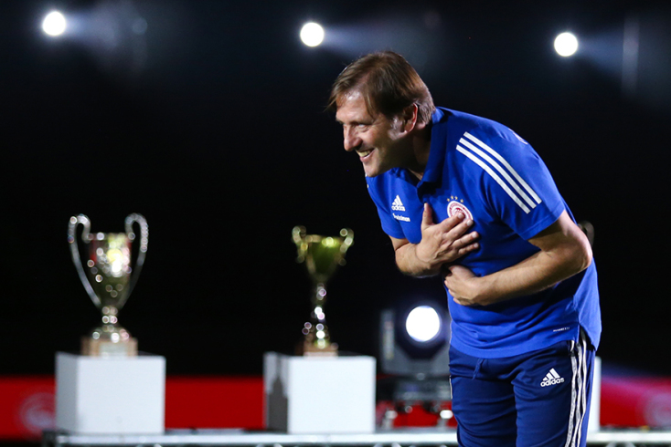 Ο Πέδρο Μαρτίνς χαρούμενος μετά την κατάκτηση του πρωταθλήματος