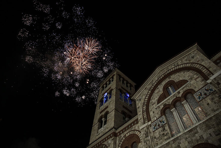 Ανάσταση στον Ιερό Ναό Αγίας Τριάδος στον Πειραιά - Πυροτεχνήματα πάνω από την εκκλησία