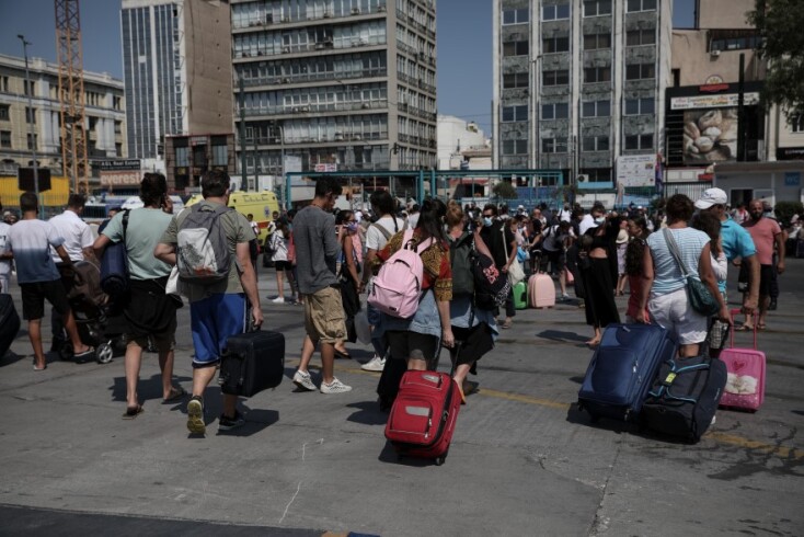 Επιστροφή των εκδρομέων στο λιμάνι του Πειραιά © EUROKINISSI