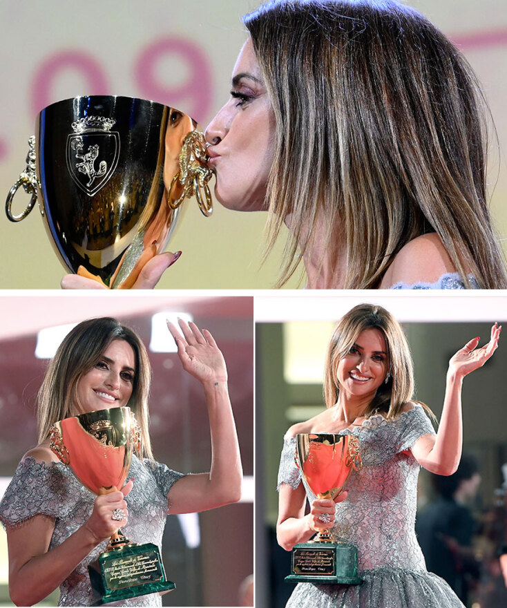 Η Πενέλοπε Κρουζ φιλά και ποζάρει με το βραβείο καλύτερης γυναικείας ερμηνείας που απέσπασε στο κινηματογραφικό Φεστιβάλ της Βενετίας