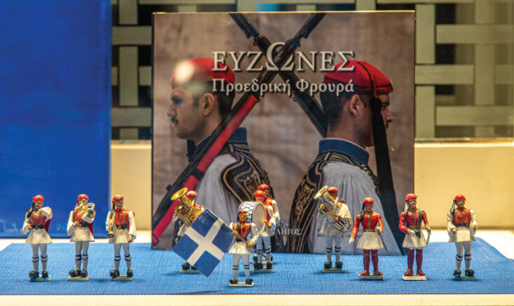 Επετειακή βιτρίνα 25ης Μαρτίου του κοσμηματοπωλείου Πενθερουδάκης στην Αθήνα