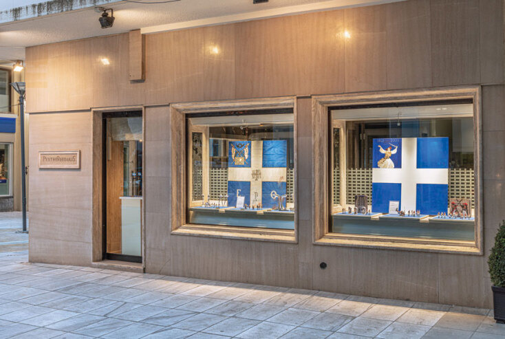 Επετειακή βιτρίνα 25ης Μαρτίου του κοσμηματοπωλείου Πενθερουδάκης στην Αθήνα