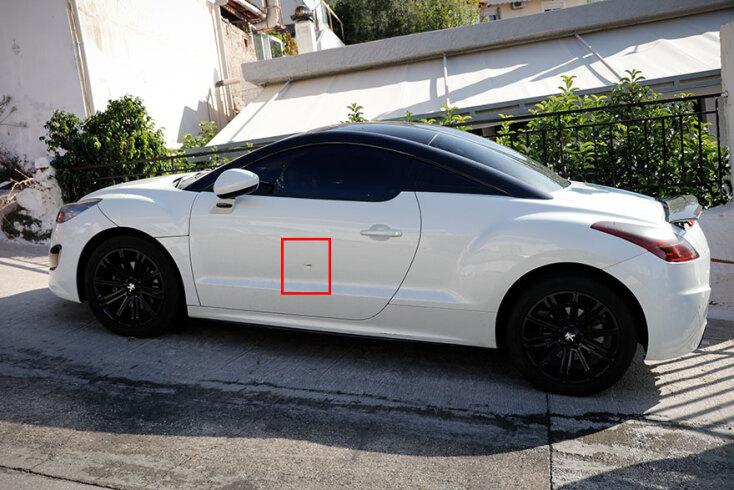 Καταδίωξη στο Πέραμα: Τρύπα από σφαίρα στο λευκό αυτοκίνητο