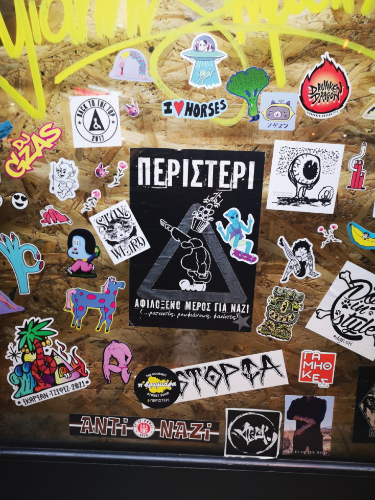 Η καντίνα της Βρωμιάρας είναι γεμάτη αυτοκόλλητα στο εσωτερικό της.