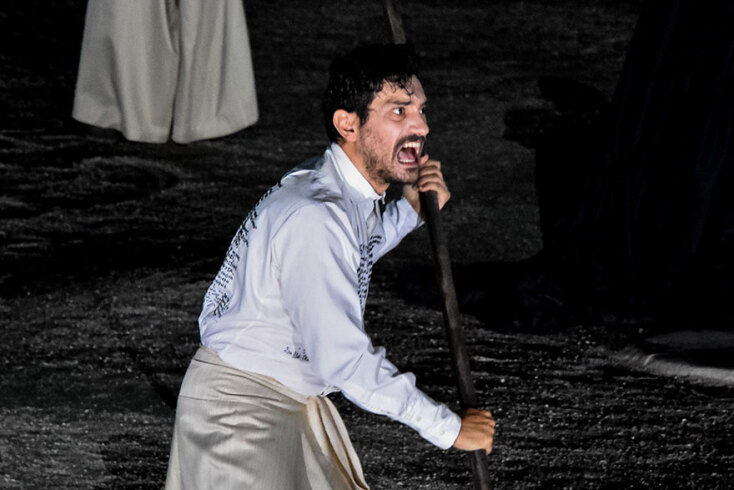 Ο ηθοποιός Αργύρης Πανταζάρας στους «Πέρσες» του Αισχύλου, σε σκηνοθεσία Δημήτρη Λιγνάδη