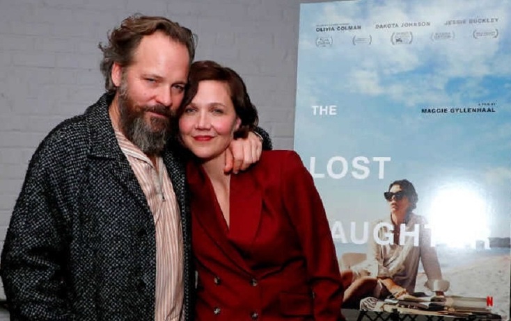 Ο Πίτερ Σάρσγκαρντ και η Μάγκι Τζίλενχαλ.