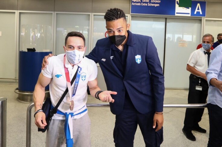 Ο Λευτέρης Πετρούνιας και ο Εμμανουήλ Καραλής στο Ελ. Βενιζέλος © EUROKINISSI / ΘΑΝΑΣΗΣ ΔΗΜΟΠΟΥΛΟΣ