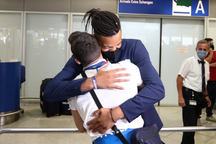 Ο Λευτέρης Πετρούνιας και ο Εμμανουήλ Καραλής στο Ελ. Βενιζέλος © EUROKINISSI / ΘΑΝΑΣΗΣ ΔΗΜΟΠΟΥΛΟΣ