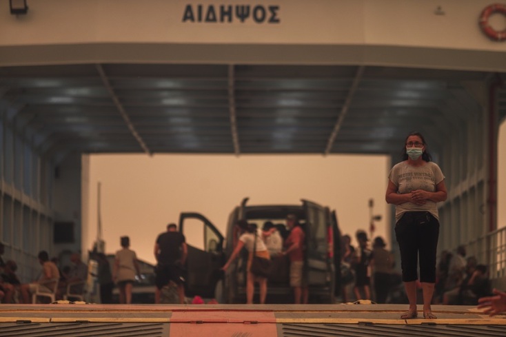 Φωτιά στην Εύβοια: Πολίτες στην παραλία ή στο ferry boat που θα τους απομακρύνει από το Πευκί