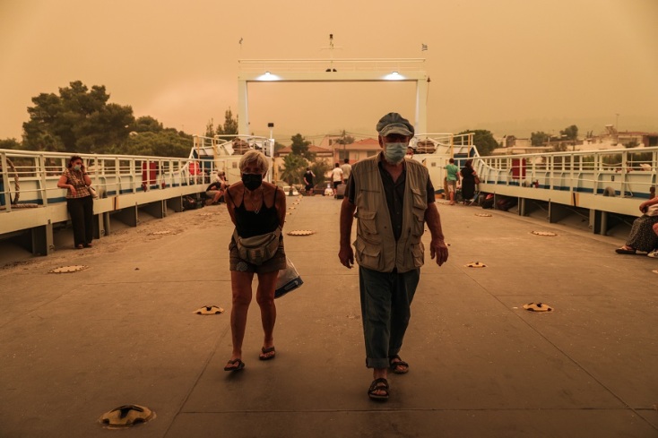 Φωτιά στην Εύβοια: Πολίτες στην παραλία ή στο ferry boat που θα τους απομακρύνει από το Πευκί 