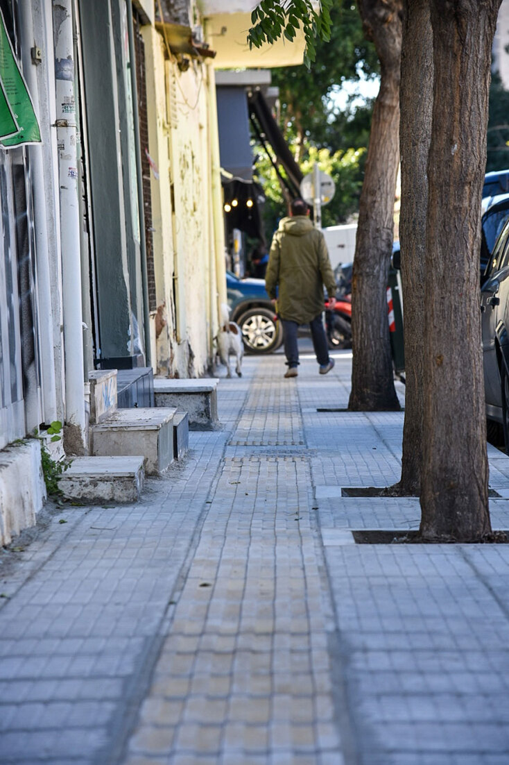 Το νέο πεζοδρόμιο της Λεωνιδίου στην Αθήνα