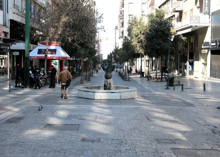 Αθήνα, πόλη - φάντασμα: 10 εικόνες από τους ερημωμένους δρόμους