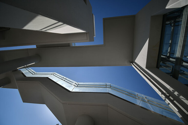 Εντυπωσιακή όψη από τη νέα πεζογέφυρα στον Άλιμο που είναι πλέον διαθέσιμη για το κοινό