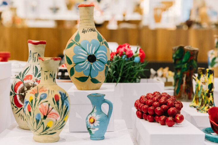 Τα λαϊκά κανάτια της Αίγινας, άρχισαν να κατασκευάζονται ήδη από τον 19ο αιώνα. Το υλικό τους είναι η χαρακτηριστική «πασπάρα», δηλαδή αργιλώδης και πορώδης πηλός που είχε την ιδιότητα να κρατάει δροσερό το νερό. Τα κανάτια αυτά γίνονται γρήγορα το σήμα κ