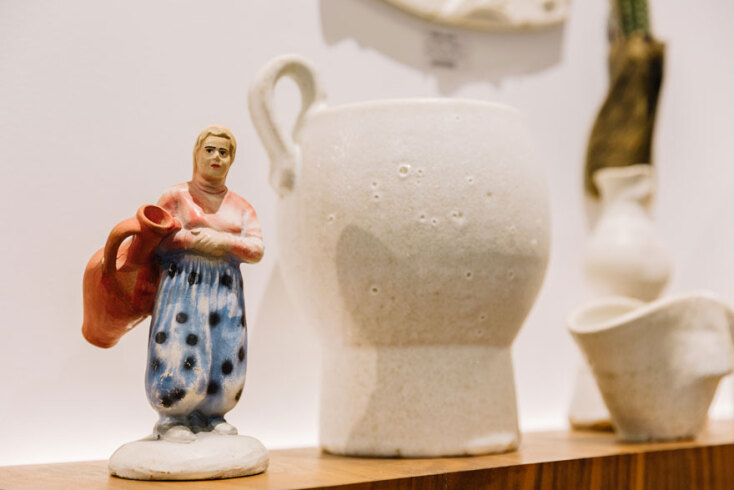 Τα πρώτα αγγειοπλαστεία της Αγιάσου ιδρύθηκαν από αγγειοπλάστες πρόσφυγες τη δεκαετία του ’30. Αυτοί, αναπαρήγαγαν τους «τρόπους» του Τσανάκαλε, της ζωγραφισμένης δηλαδή με λαδομπογιές terracotta. Με τον ίδιο τρόπο είναι φτιαγμένα και τα «αναμνηστικά» της