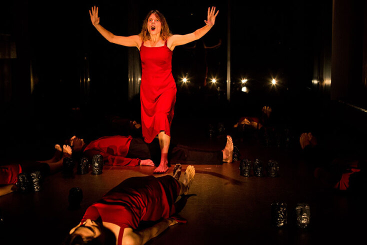 «Αναφορά για μια Ακαδημία» από την Ομάδα Σημείο Μηδέν, σε σκηνοθεσία Σάββα Στρούμπου στο Θέατρο Άττις-Νέος Χώρος