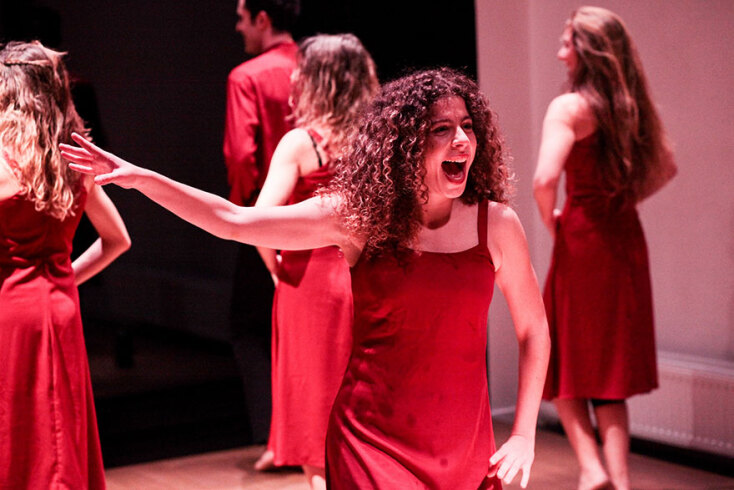 «Αναφορά για μια Ακαδημία» από την Ομάδα Σημείο Μηδέν, σε σκηνοθεσία Σάββα Στρούμπου στο Θέατρο Άττις-Νέος Χώρος