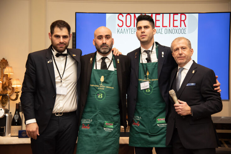 O κ. Ανδρέας Ματθίδης, πρόεδρος της Πανελλήνιας Ένωσης Οινοχόων με τους τρεις φιναλίστ. Από αριστερά: Άρης Σκλαβενίτης (3η θέση), Ελευθέριος Χανιαλίδης (1η θέση), Αλέξανδρος Μπουζίκας (2η θέση)