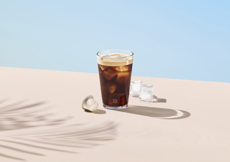 Αυτό το καλοκαίρι, οι λάτρεις του καφέ χαλαρώνουν με φίλους και συγγενείς, απολαμβάνοντας τη σειρά Barista Creations for Ice της Nespresso.