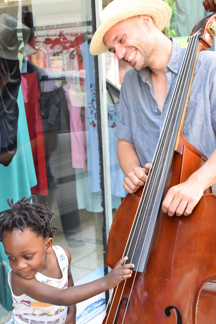 «Τίνος είσαι εσύ;»: Μία σκηνική σύνθεση από την ομάδα Vice Versa στο Θερινό Ατενέ και στον Κήπο της Κεντρικής Βιβλιοθήκης του Δήμου Αθηναίων.