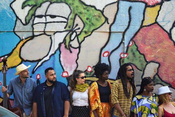 «Τίνος είσαι εσύ;»: Μία σκηνική σύνθεση από την ομάδα Vice Versa στο Θερινό Ατενέ και στον Κήπο της Κεντρικής Βιβλιοθήκης του Δήμου Αθηναίων.